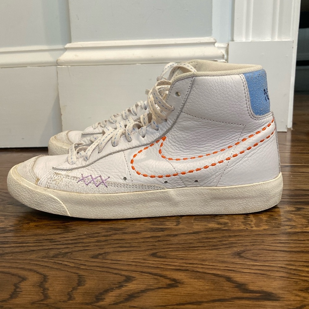 Lightly Worn NIKE Women’s Blazer Mid ‘77 ‘White/Orange-Teal Size US WOMENS 9